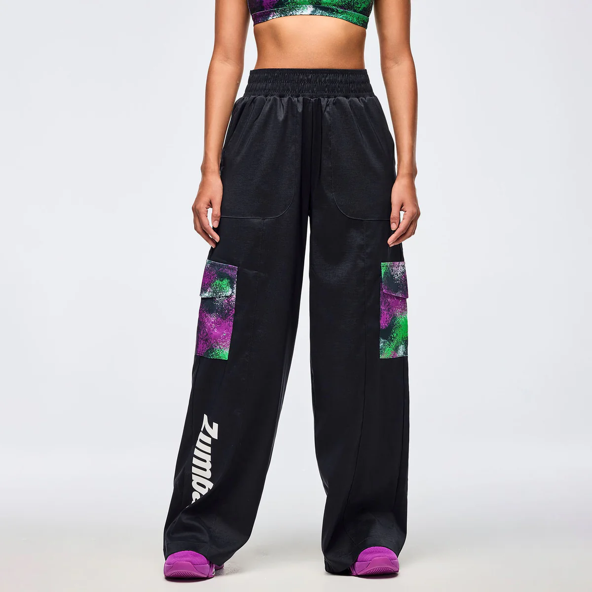 Z1B000685: APRES ZUMBA WIDE LEG WOVEN CARGO PANTS - BLACK/GREEN
